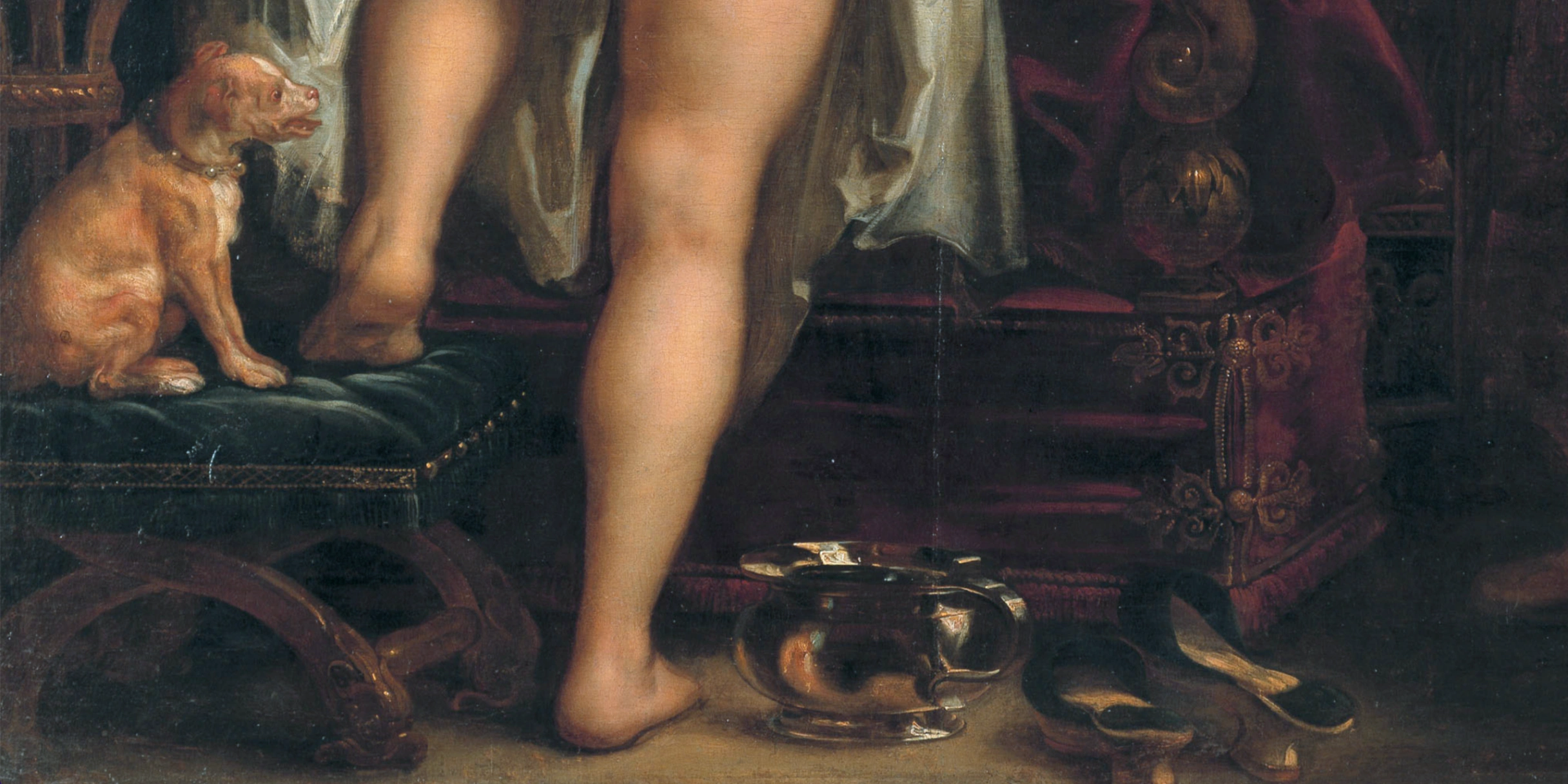 Dettaglio del cagnolino, della brocca e delle pantofole della donna.