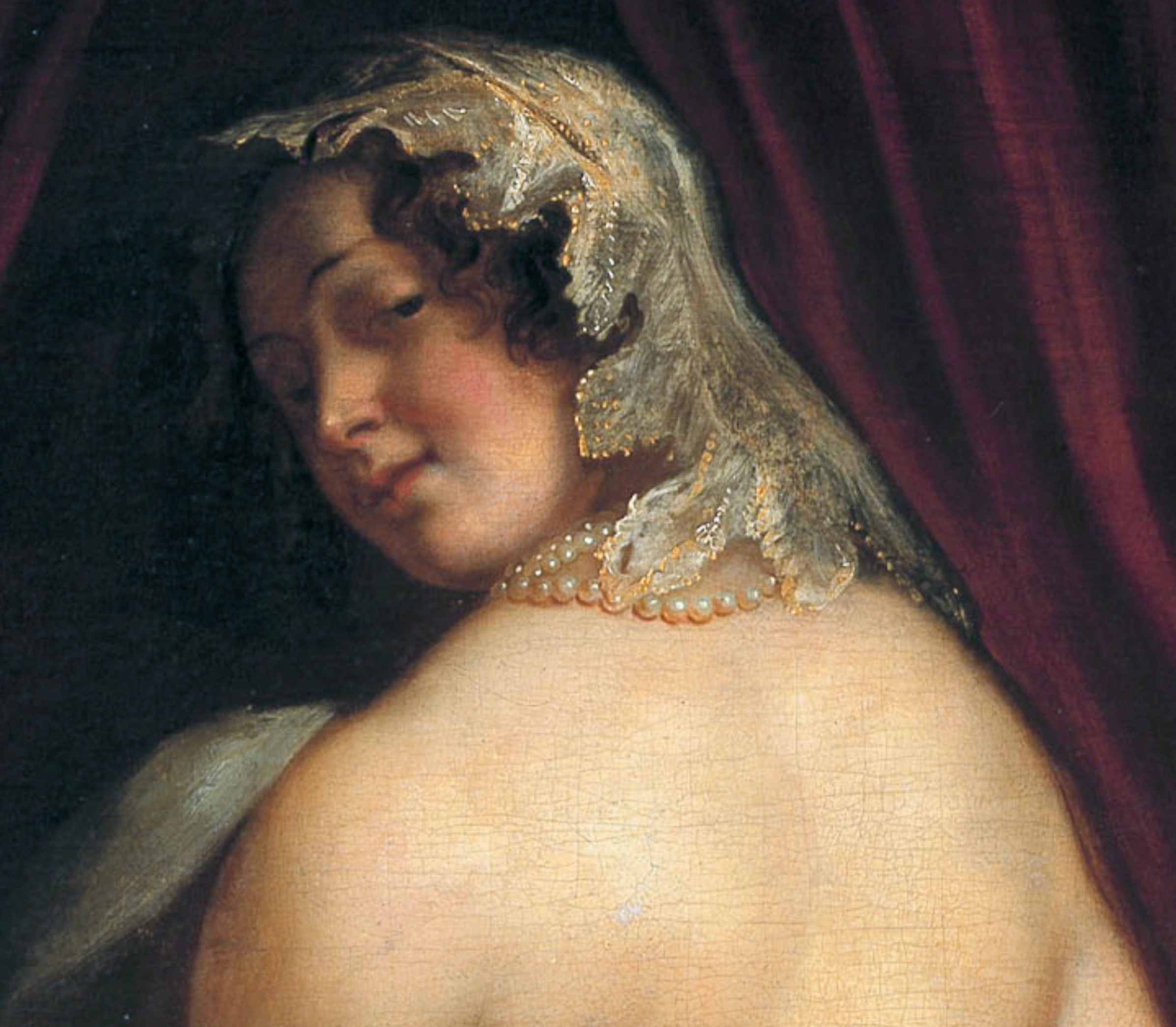 Dettaglio del volto seducente e ammiccante della donna.