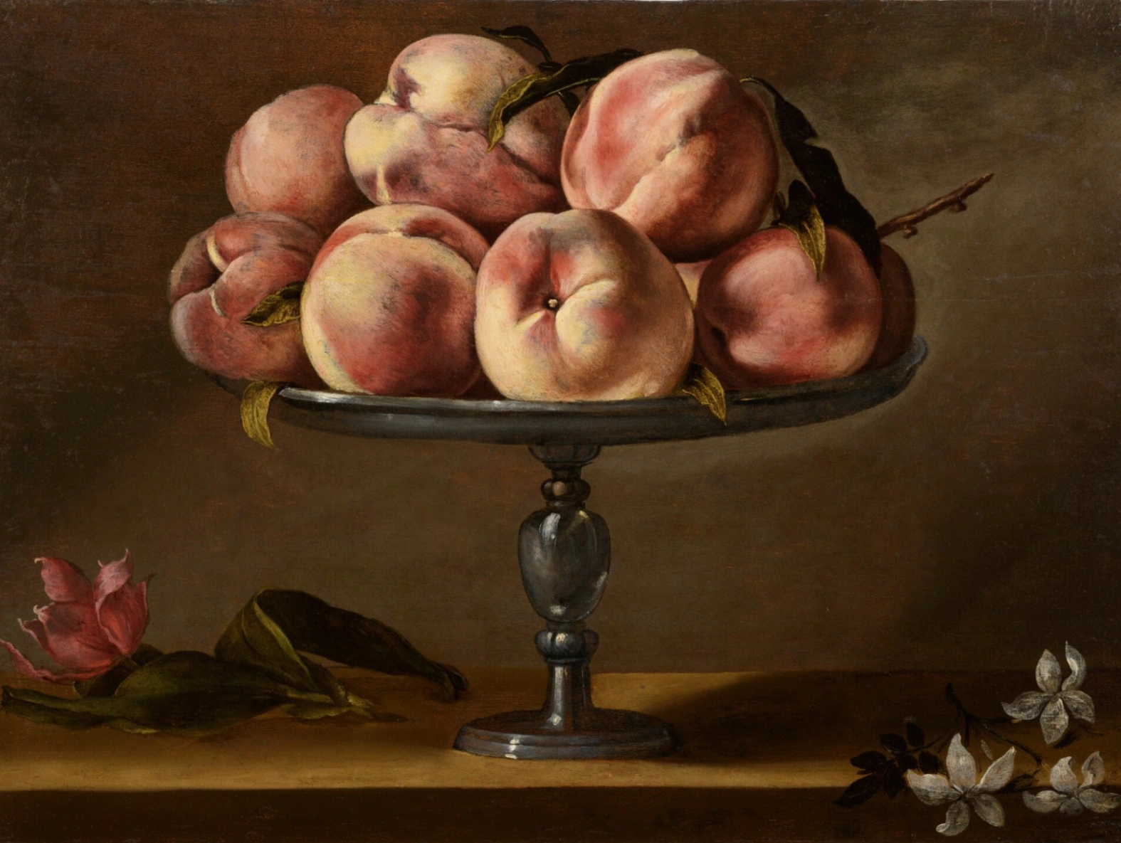 Fede Galizia, Natura morta con pesche su un vassoio da frutta, fiori di gelsomino e un tulipano, olio su tavola di pioppo, 38,6 x 51,8 cm, collezione privata. © Sotheby's