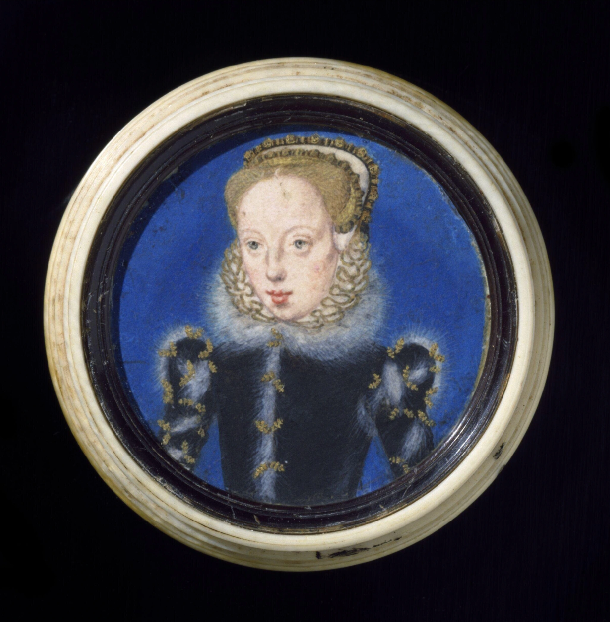 Levina Teerlinc, Ritratto di Katherine Grey, contessa di Hertford, miniatura ritratto ad acquerello su pergamena, custodita in una scatola di avorio tornito, 35 mm, V&amp;A South Kensington.