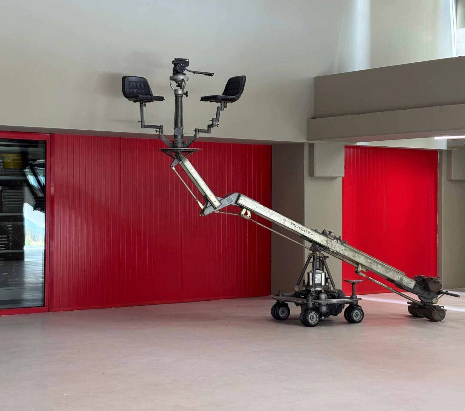 Lo spazio dell'Archivio Renato Zangheri ospita anche oggetti scenici e macchine tecniche in esposizione, come la gru da ripresa cinematografica, dotata di braccio meccanico per il posizionamento della telecamera e sedili per gli operatori.