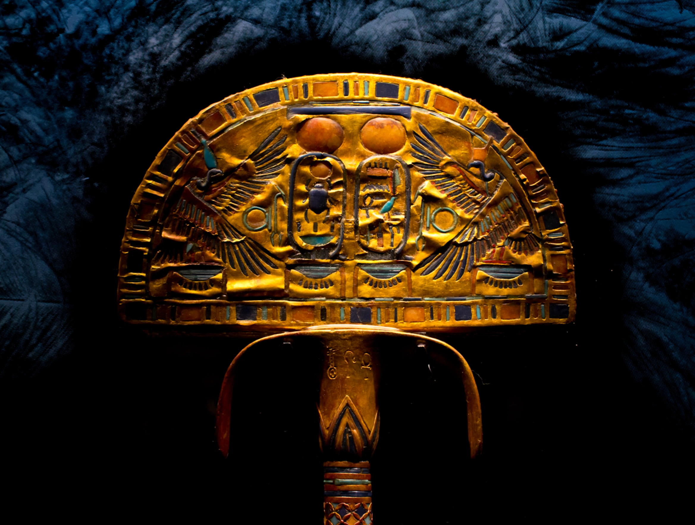 Il Flabello (ventaglio cerimoniale) di Tutankhamon privo di piume, in legno dorato e paste vitree, lungo 125 centimetri, custodito presso il GEM del Cairo.