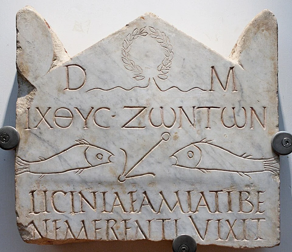 Stele funeraria con l'iscrizione in lingua greca ΙΧΘΥϹ ΖΩΝΤΩΝ (trasl. ichthys zōntōn; lett.: "Gesù Cristo, Figlio di Dio, Salvatore dei viventi"). Inizi del III secolo, Museo Nazionale Romano, Roma.