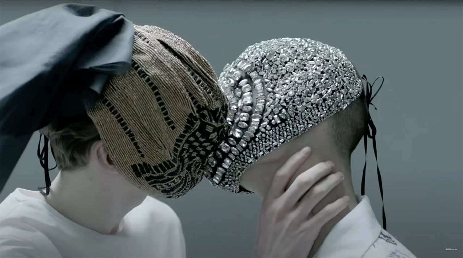 Fotogramma tratto da "2013", il videoclip dei Primal Scream diretto da Rei Nadal. Le maschere indossate sono di Maison Margiela.