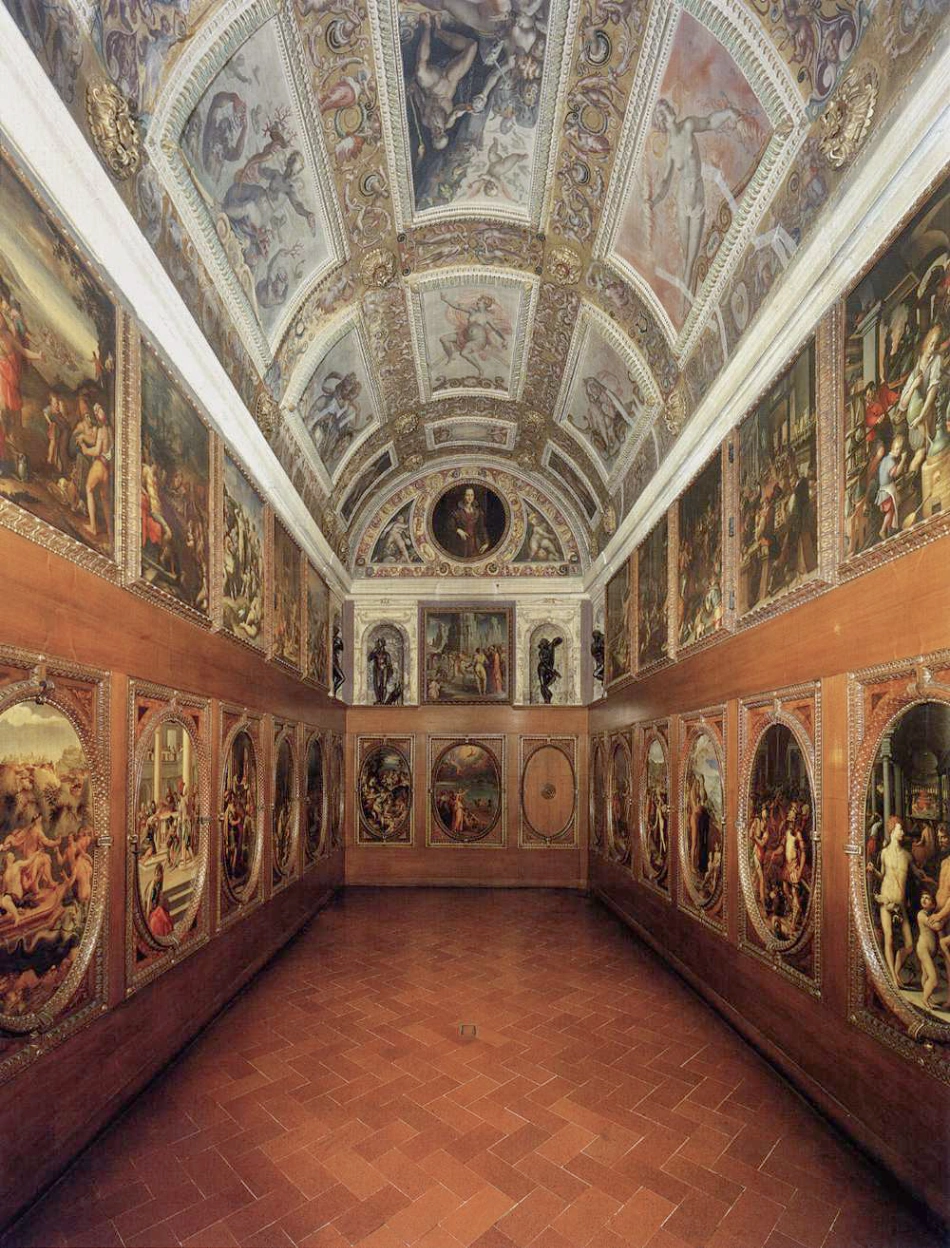 Panoramica dello Studiolo di Francesco I de' Medici in Palazzo Vecchio, Firenze.