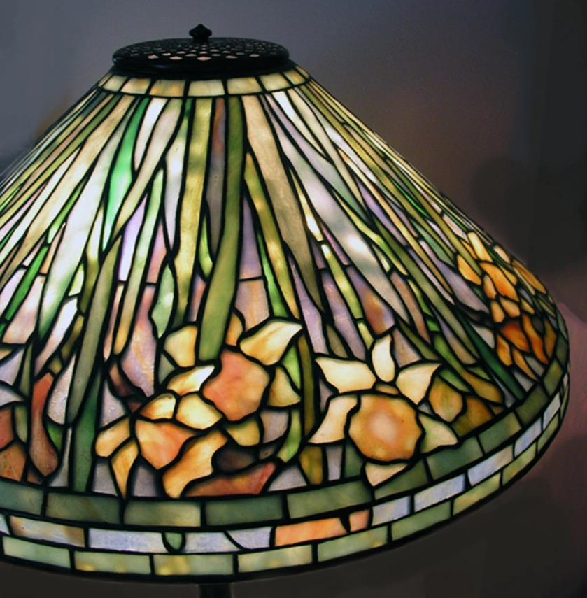 Lo splendido paralume di una lampada da tavolo Daffodil in vetro piombato dei Tiffany Studios, disegnato da Clara Driscoll.