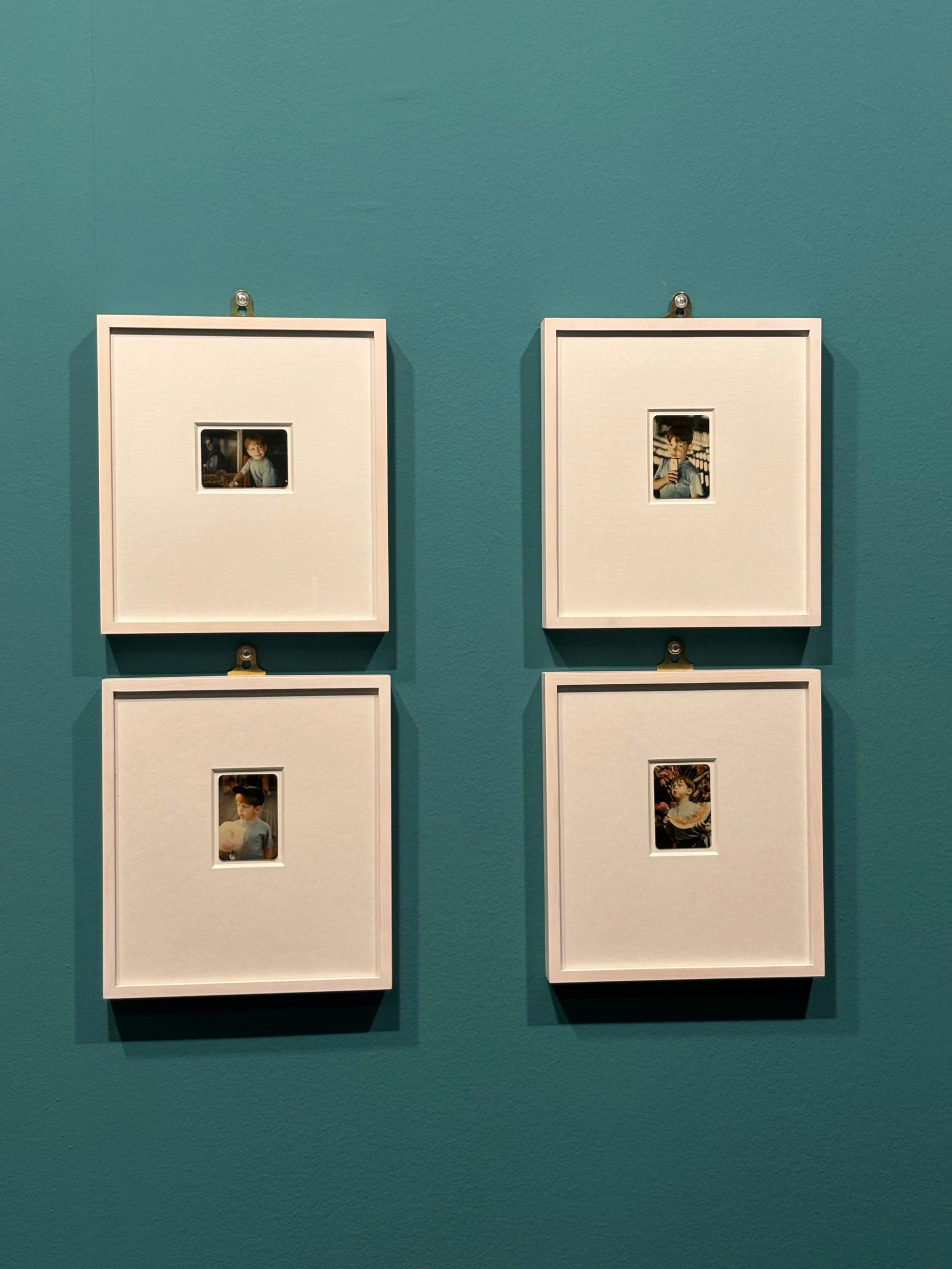 Alcuni degli scatti di Ruth Orkin sul set del corto Little Fugitive (1953), esposte in mostra a Bologna. © Ruth Orkin Photo Archive