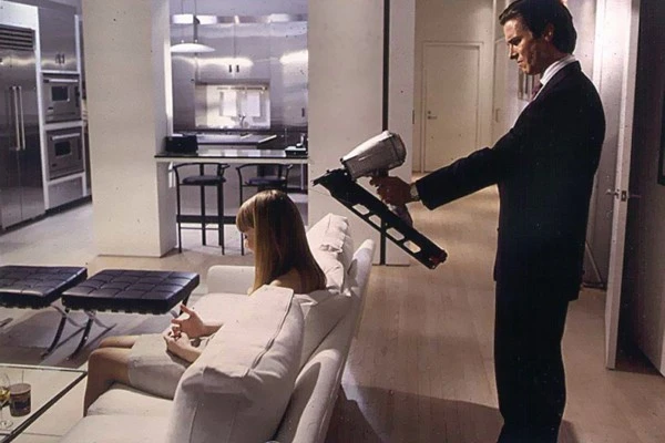 Una scena del film American Psycho, in cui la Barcelona Chair di Mies van der Rohe, domina l'arredamento del soggiorno.