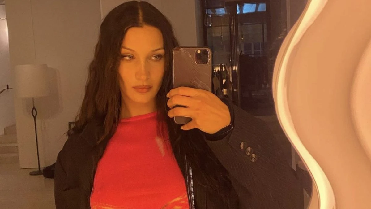 La modella e influencer Bella Hadid in un selfie di fronte allo specchio l'Ultrafragola