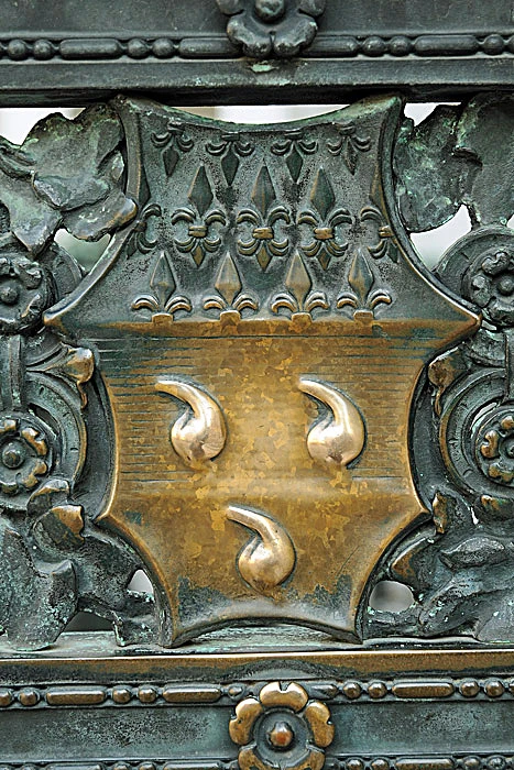 Lo stemma della famiglia Colleoni nella cancellata della Cappella Colleoni a Bergamo.