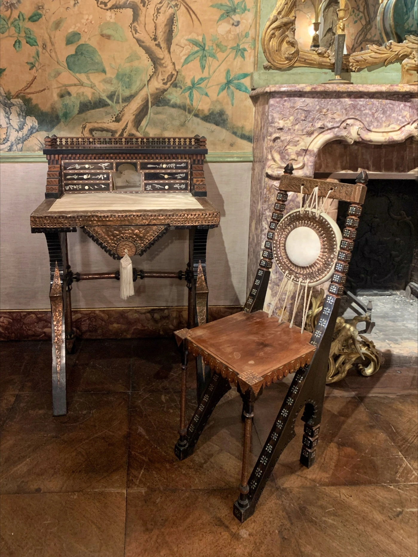 Carlo Bugatti, Scrittoio per signora con sedia, 1890.