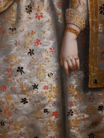 Chiara Varotari, Ritratto di Pantasilea Dotto Capodilista, 1630 circa, olio su tela, 200 x 117,3 cm, Museo d'Arte Medievale e Moderna, Padova. Dettaglio della mano ingioiellata e del tessuto ornato della veste. © Musei Civici di Padova