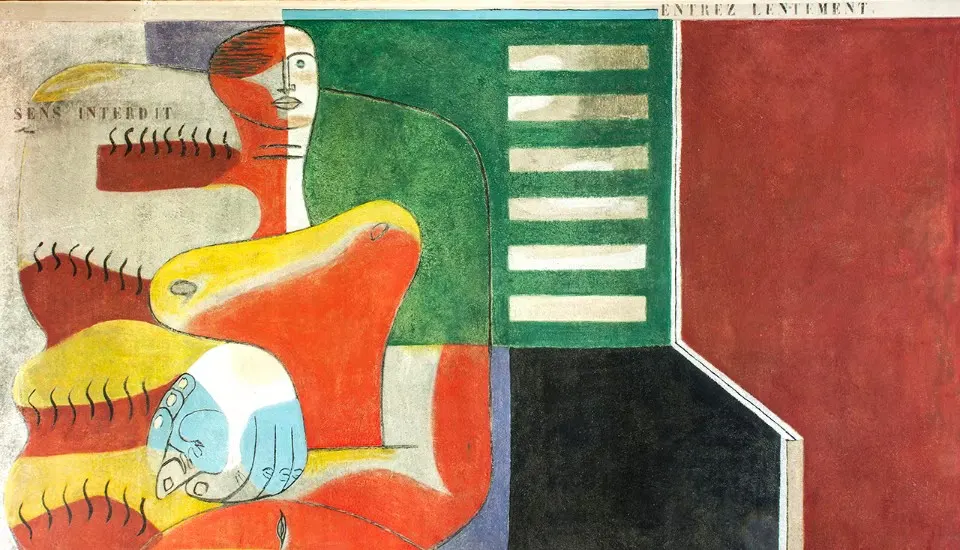 La parete d'ingresso, originariamente completamente bianca, appare ancora oggi connotata dai coloratissimi murales che Le Corbusier concepì ed eseguì nella villa, progettata dalla Gray e da Badovici. © Foto di Bernard Touillon per Domus.