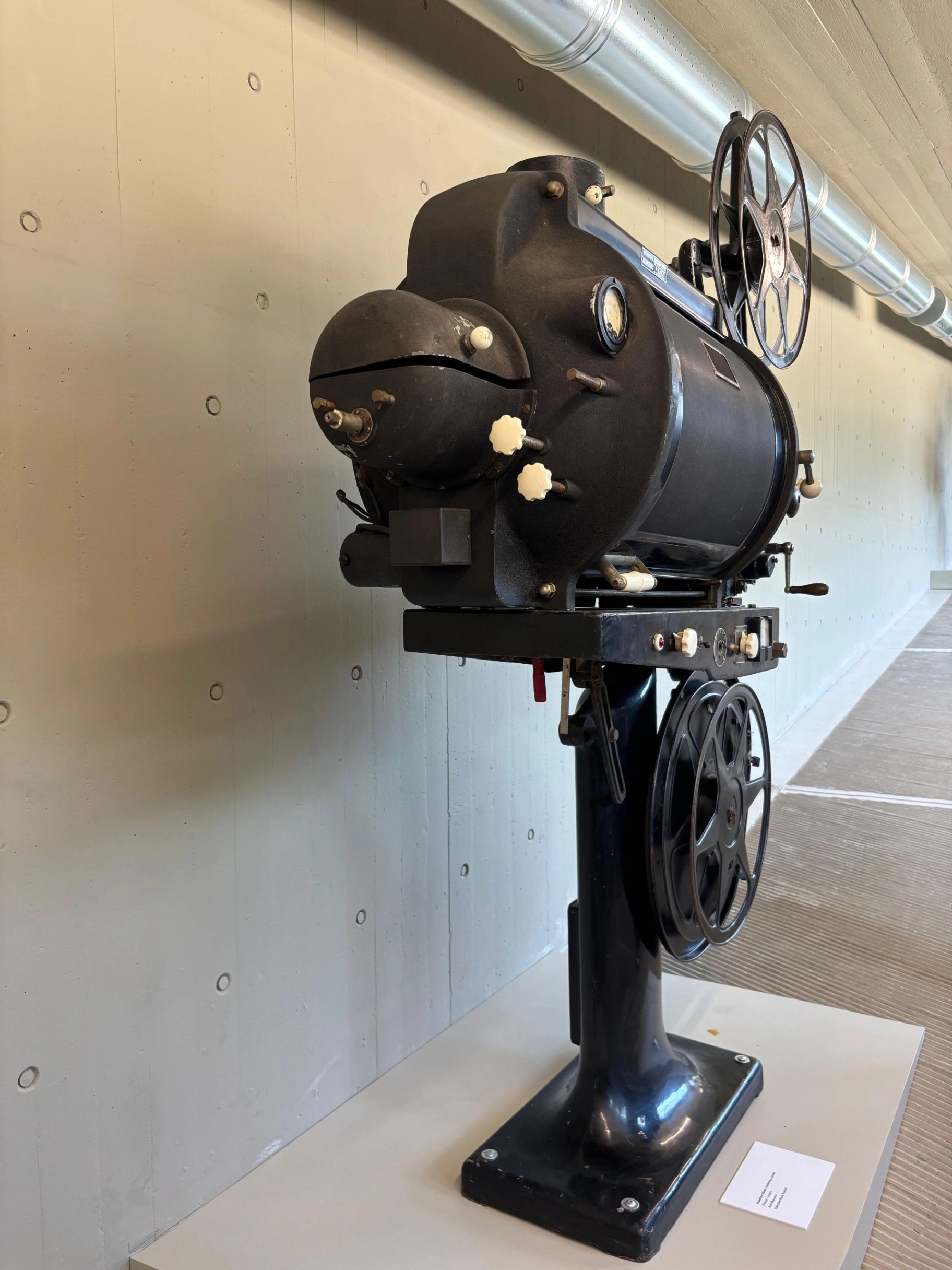 Una delle macchine per proiettare film, esposte nel percorso. Si tratta di una macchina a carbone, che utilizzava dunque un arco elettrico tra due bacchette di carbone per generare la potente luce necessaria a proiettare le pellicole in 35mm.