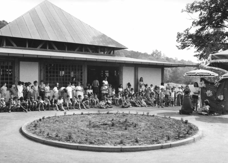 Un momento di aggregazione dalle colonie estive organizzate per i figli dei dipendenti Olivetti.