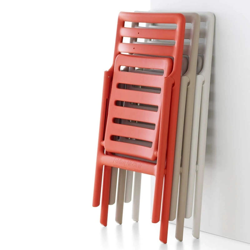 Sedie Folding Air- Chair, il modello creato da Jasper Morrison per Magis nel 2000 © Design Republic