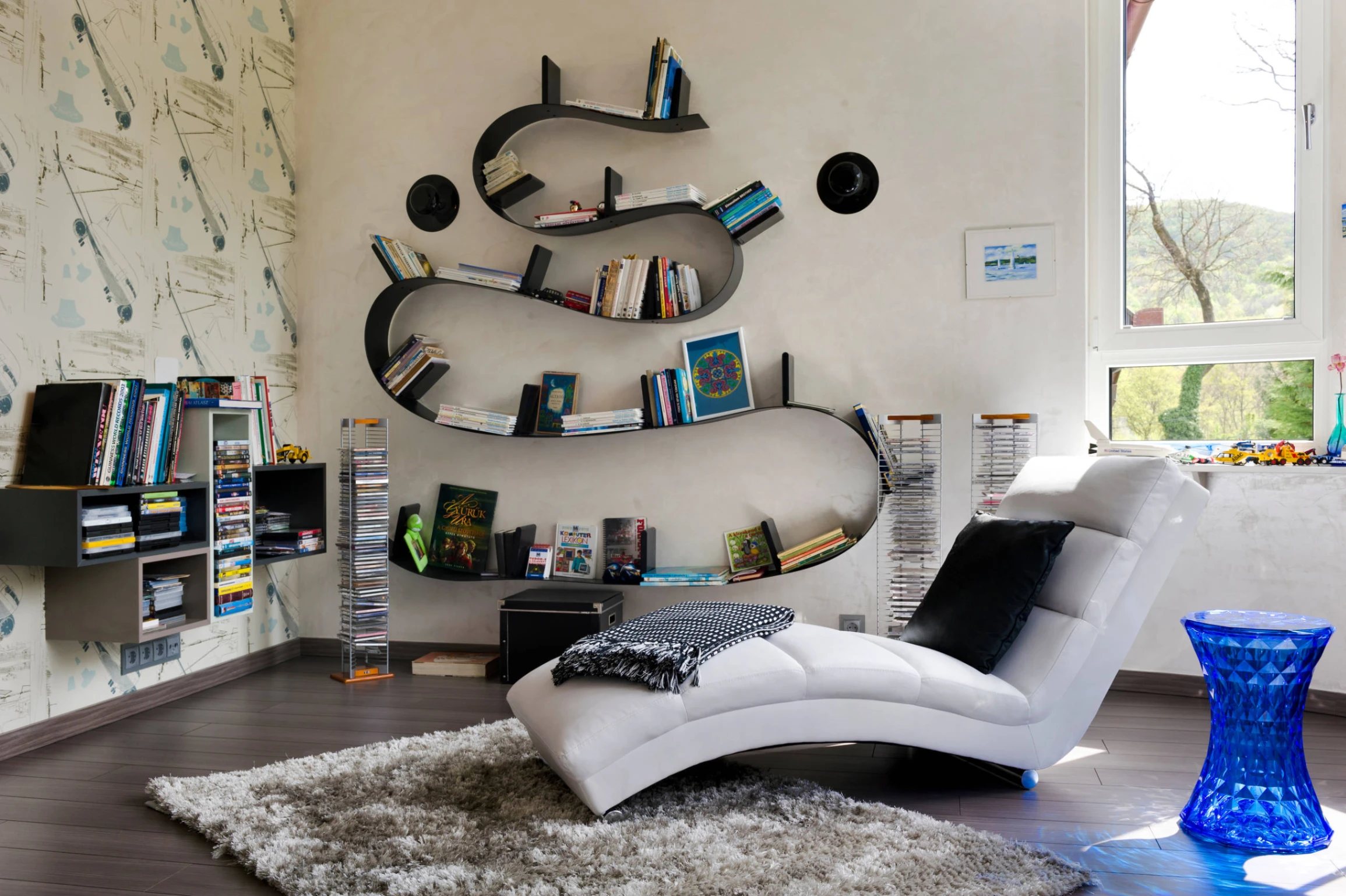 La libreria Bookworm di Ron Arad per Kartell.