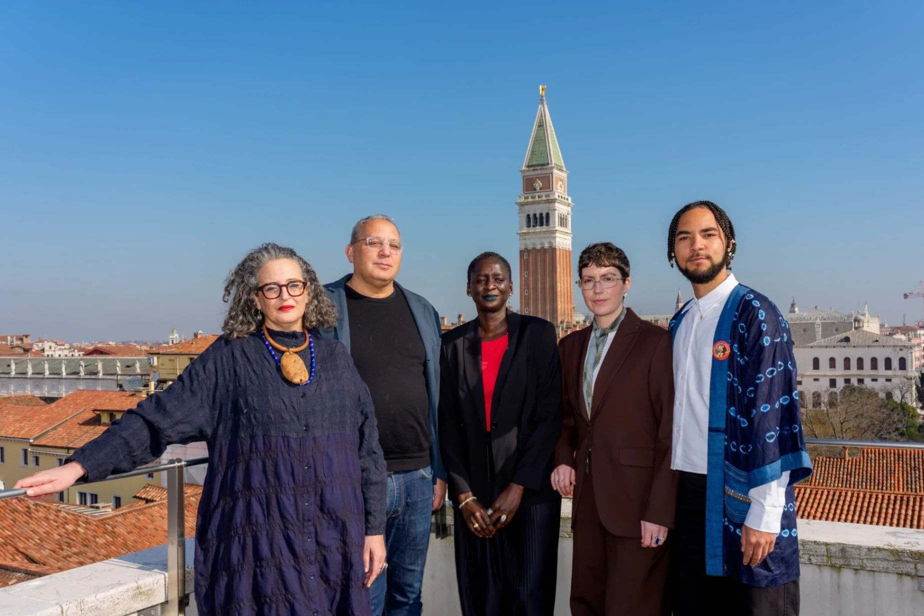 Il team curatoriale composto da Gabe Beckhurst Feijoo, Marie Helene Pereira, Rasha Salti, Siddhartha Mitter e Rory Tsapayia, designato dalla stessa Koyo Kouoh, scomparsa prematuramente nel maggio 2025 © Andrea Avezzù