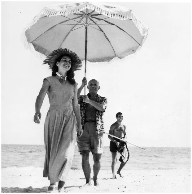 Robert Capa, Pablo Picasso e Françoise Gilot. Sullo sfondo il nipote di Picasso, Javier Vilato, 1948, © Robert Capa © International Center of Photography/Magnum Photos.