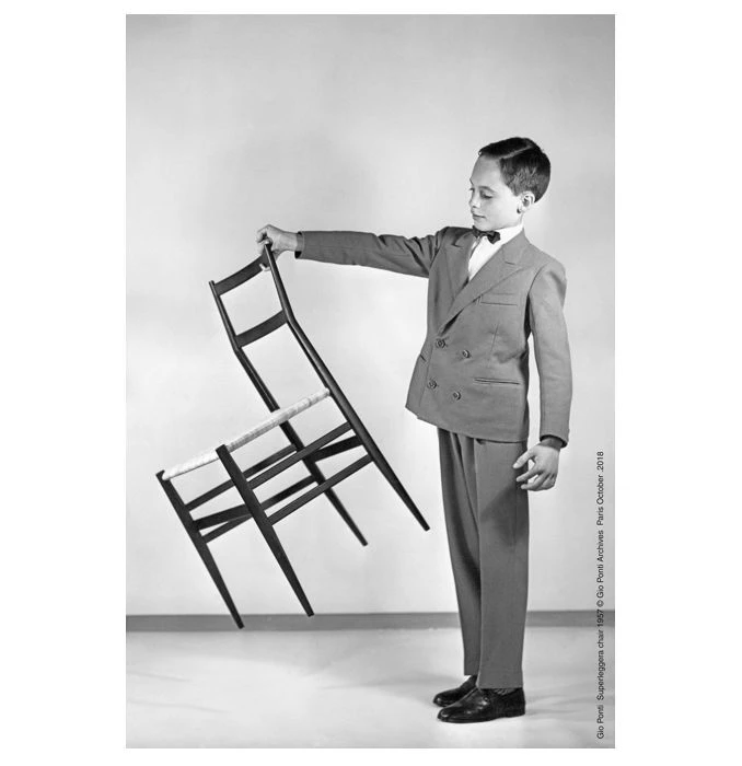 La celeberrima pubblicità che promuoveva la caratteristica principale della nuova sedia ideata da Gio Ponti per Cassina: la leggerezza. © Gio Ponti Store