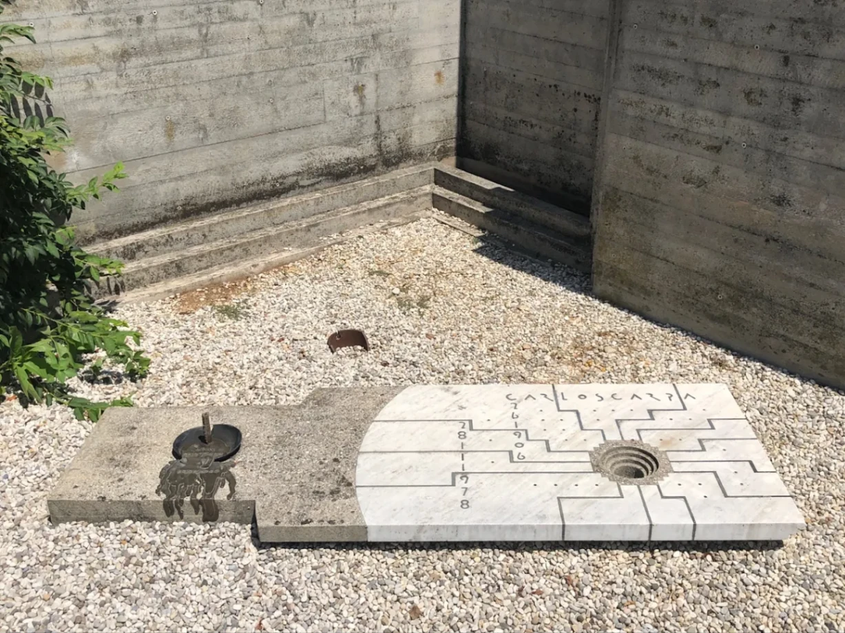 La tomba dell'architetto e designer Carlo Scarpa, sepolto anche lui, all'interno del memoriale. Scarpa venne a mancare prima di completare la sua architettura dedicata a Giuseppe Brion e il figlio dell'architetto e designer, Tobia, ne ha realizzato la tomba, disponendone la salma in un angolo del suo stesso progetto.