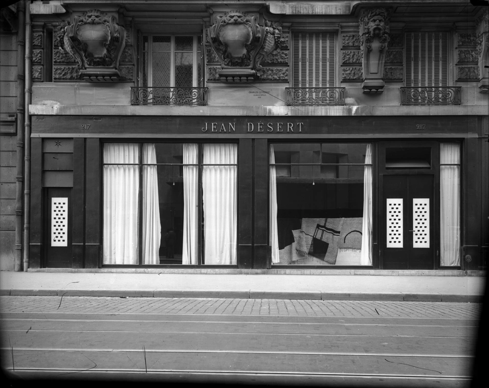 La galleria che Eileen Gray apre a Parigi, in Rue du Faubourg Saint-Honoré, con lo pseudonimo maschile Jean Desert.